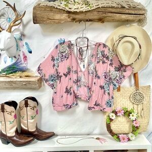 Beautiful pink floral blouse/cover up w shabby chic resort vacay beach vibe